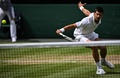 テニス、ウィンブルドン選手権、男子シングルス決勝。リターンを打つノバク・ジョコビッチ（2023年7月16日撮影）。(c)Glyn KIRK / AFP