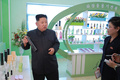 平壌の化粧品工場を視察する金正恩朝鮮労働党委員長。朝鮮中央通信配信（2017年10月29日配信、撮影日不明）。(c)AFP PHOTO / KCNA VIA KNS