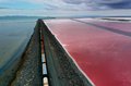 米・ユタ州のグレートソルト湖を渡る鉄道。空撮写真（2021年8月2日撮影）。(c)JUSTIN SULLIVAN / GETTY IMAGES NORTH AMERICA / Getty Images via AFP
