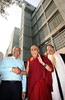 インドのニューデリー（New Delhi）にあるGanga Ram病院から退院し、Pradeep K. Chaubey医師と握手する
チベット仏教の最高指導者ダライ・ラマ（Dalai Lama）14世（2008年10月16日撮影）。(c)AFP/Prakash SINGH