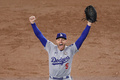 24MLB、ワールドシリーズ（7回戦制）、ニューヨーク・ヤンキース対ロサンゼルス・ドジャース。優勝を決めて歓喜するロサンゼルス・ドジャースのフレディー・フリーマン（2024年10月30日撮影）。(c)Luke Hales/Getty Images/AFP