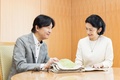秋篠宮さまと本をご覧になる紀子さま（右）。東京都港区の秋篠宮邸で。宮内庁提供（2023年8月18日撮影、9月11日公開）。(c)AFP PHOTO / IMPERIAL HOUSEHOLD AGENCY