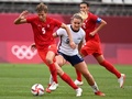 東京五輪、サッカー女子準決勝、米国対カナダ。試合に臨むカナダのクイン（左、2021年8月2日撮影）。(c)MARTIN BERNETTI / AFP