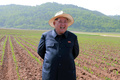 軍部隊の農場を視察する金正恩朝鮮労働党委員長。朝鮮中央通信配信（2015年6月1日配信、撮影日不明）。(c)AFP PHOTO/KCNA