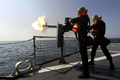 ホルムズ海峡（Strait of Hormuz）でイラン海軍が行った軍事演習（2012年1月1日撮影）。(c)AFP/JAMEJAMONLINE/EBRAHIM NOROOZI