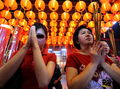 2008年2月7日、インドネシアの首都ジャカルタ（Jakarta）で、旧正月に寺院にお参りする人々。(c)AFP/Jewel SAMAD