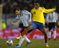 2010年サッカーW杯南アフリカ大会（%%2010 World Cup%%）南米予選第13節、アルゼンチン対コロンビア。試合はアルゼンチンが1-0でコロンビアを下した。南米予選は5節を残しているが、本戦への出場権が与えられる上位4位チームと5位以下のチームがはっきりと分かれている。13節を終えた上位にはブラジル、パラグアイ、チリ、アルゼンチンがつけている。アルゼンチンが1-0でコロンビアを下した。写真はコロンビアのフアン・スニガ（%%Juan Zuniga%%、右）からチェックを受けるアルゼンチンのリオネル・メッシ（%%Lionel Messi%%）。（2009年6月6日撮影）（c）AFP/DANIEL GARCIA