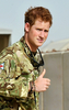 アフガニスタンのバスティオン基地（Camp Bastion）に到着し、英陸軍のヘリコプターパイロットとして任務を開始した英国のヘンリー王子（Prince Harry、2012年9月7日撮影）。(c)AFP/JOHN STILLWELL