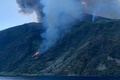 イタリア・シチリア島沖のストロンボリ島の火山噴火。ツイッターアカウント@mariocalabresi提供（2019年7月3日撮影）。(c)AFP PHOTO / @mariocalabresi / Mario CALABRES