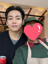 「こんにちは、ありがとう」BTSのV、ポルトガルで9年来のファンと心温まるツーショット