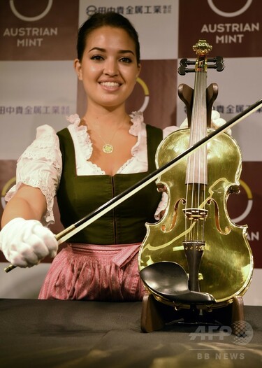 14キロの純金製バイオリンを披露、1億5千万円 田中貴金属 写真4枚 国際 ...