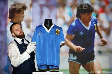 マラドーナ氏「神の手」ユニの競売、初日6.7億円の入札 写真4枚 国際