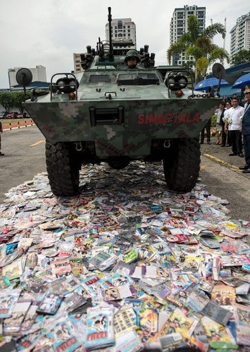 偽造バッグや海賊版DVDを一斉廃棄、フィリピン警察