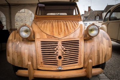 シトロエンの名車「2CV」が木製で登場、家具職人が制作