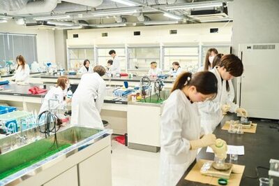甲南大学フロンティアサイエンス学部は女子学生比率「日本一」 ― 「進化型理系」が本格スタート ―