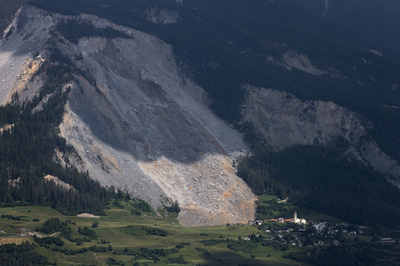 土砂災害を寸前回避の村、住人帰還へ スイス