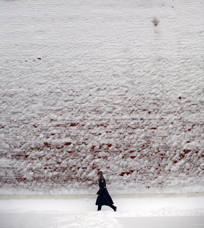 ロシア・モスクワで大雪、白銀の中の動と静