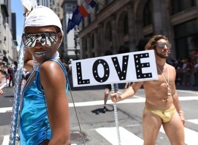 ニューヨークで「ゲイ・プライド」パレード、今年で48回目