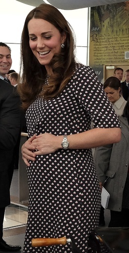おなかふっくら英キャサリン妃、セーリングの巻き上げに挑戦