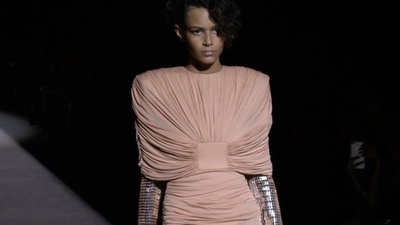 動画：進化したパワーショルダー「トム・フォード」18年春夏