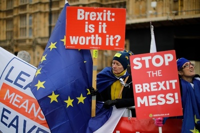 英議員、EU離脱案投票のため出産先延ばし 車椅子で議場へ