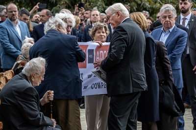 ドイツ大統領、ナチスが壊滅させた村で「許し」乞う ギリシャ訪問で