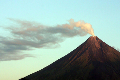 フィリピン・マヨン山から噴煙、7月から活発化