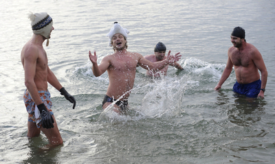 クリスマス寒中水泳大会、寒さなんてへっちゃら