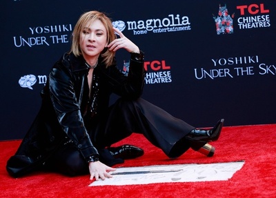 YOSHIKIさん、ハリウッドに手形と足形 完成披露式