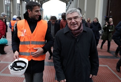 IOC会長、パリ五輪選手村を視察 準備状況「非常に満足」