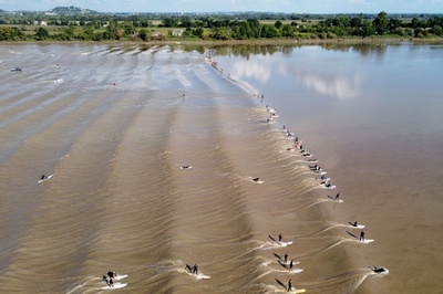 【今日の1枚】川でサーフ天国 フランス