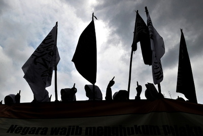 同性カップル、フェイスブックの投稿写真で逮捕 インドネシア