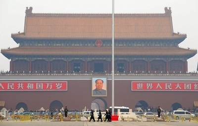 天安門広場で焼身自殺未遂、中国