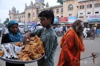インド警官5人、州首相用のおやつをつまみ食い 懲戒処分の危機