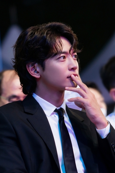 SHINeeミンホ、映画祭参加で俳優オーラ発散 – KOREA WAVE