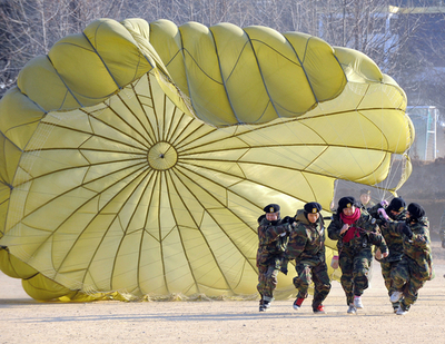 韓国、学生ら1000人が4日間の軍事訓練