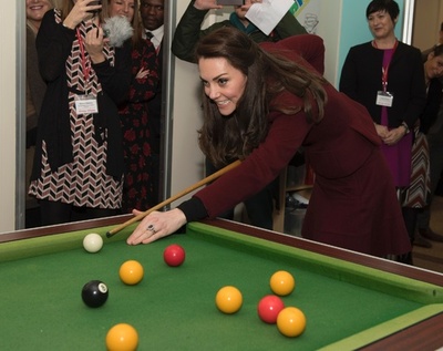 英キャサリン妃、子ども支援施設を訪問 ビリヤードで交流も