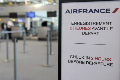 フランスに送還のイスラム過激派疑いの3人、行方不明に