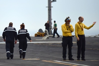 【記者コラム】洋上のカルチャーショック、フランス軍と乗った米軍空母