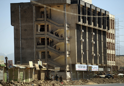 アフガン首都の銀行を武装グループが襲撃、選挙前の厳戒態勢下