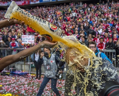 指揮官ペップにも容赦なし―バイエルンが恒例のビールかけ