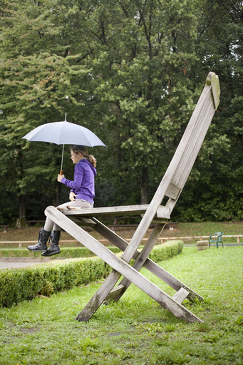 こびとの少女？いいえ、巨大な椅子です ドイツ