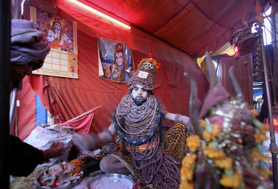 ヒンズー教の祭典「クンブメーラ」、サドゥーたちも参加 - インド