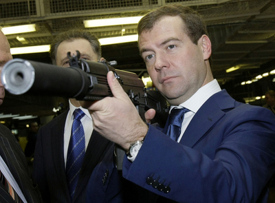 露大統領選、メドベージェフ氏が各地で選挙戦を有利に展開