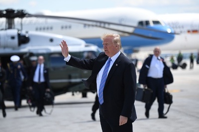 トランプ大統領、金正恩氏が真剣か「1分で分かる」 シンガポールに出発