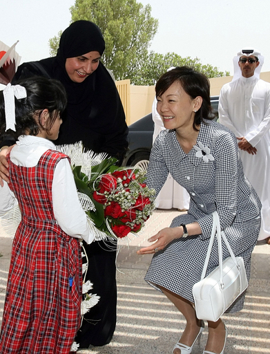 中東歴訪中の安倍首相、ドーハに到着 - カタール