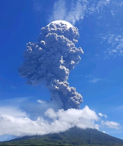インドネシアで火山噴火、噴煙が上空4キロに到達