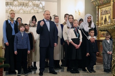 プーチン氏、戦死兵家族と面会 ロシア正教クリスマスに