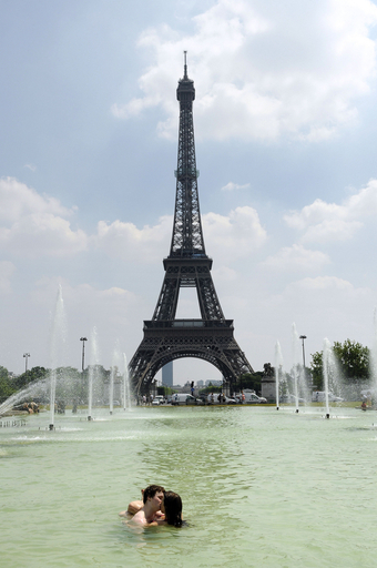 パリも夏本番、暑さしのぐ秘策は・・・噴水！