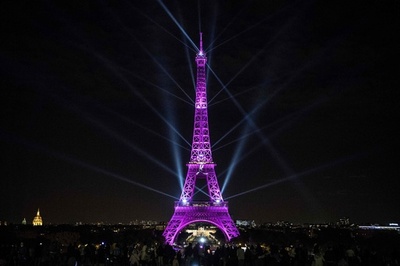 エッフェル塔をピンク色にライトアップ、乳がん啓発月間